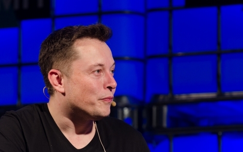 Elon Musk quiere conectar el cerebro humano con la inteligencia artificial