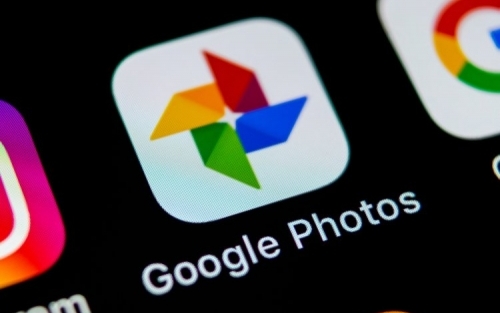 Google Fotos reconoce el texto presente en tus fotografías y permite buscar por el texto que contienen.